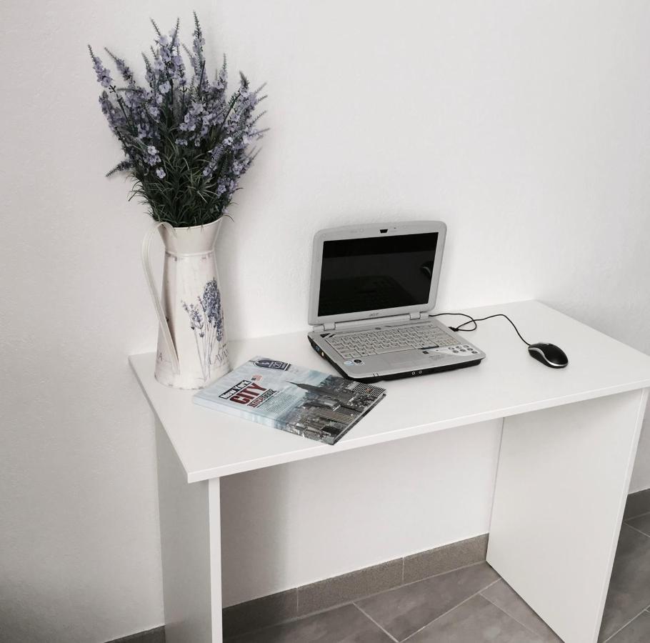 Smart Hotel Rooms Near Metro 24/7 Kiev Buitenkant foto
